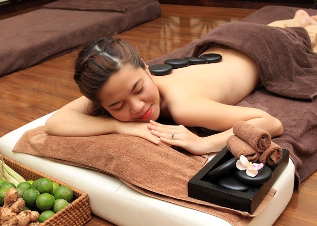 Liệu trình massage đá nóng cần có sự hỗ trợ của các phụ kiện khác để mang đến sự thư giãn tuyệt đối cho khách hàng.