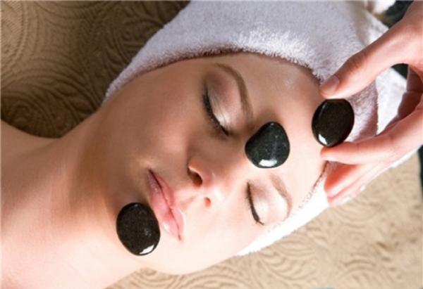 Massage mặt bằng đá nóng giúp làn da căng mịn, tươi trẻ