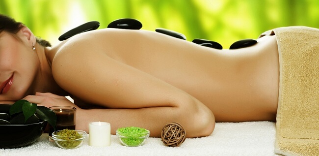 Đá ovan trung rất được ưa chuộng trong liệu trình massage body đá nóng ở các spa chuyên nghiệp